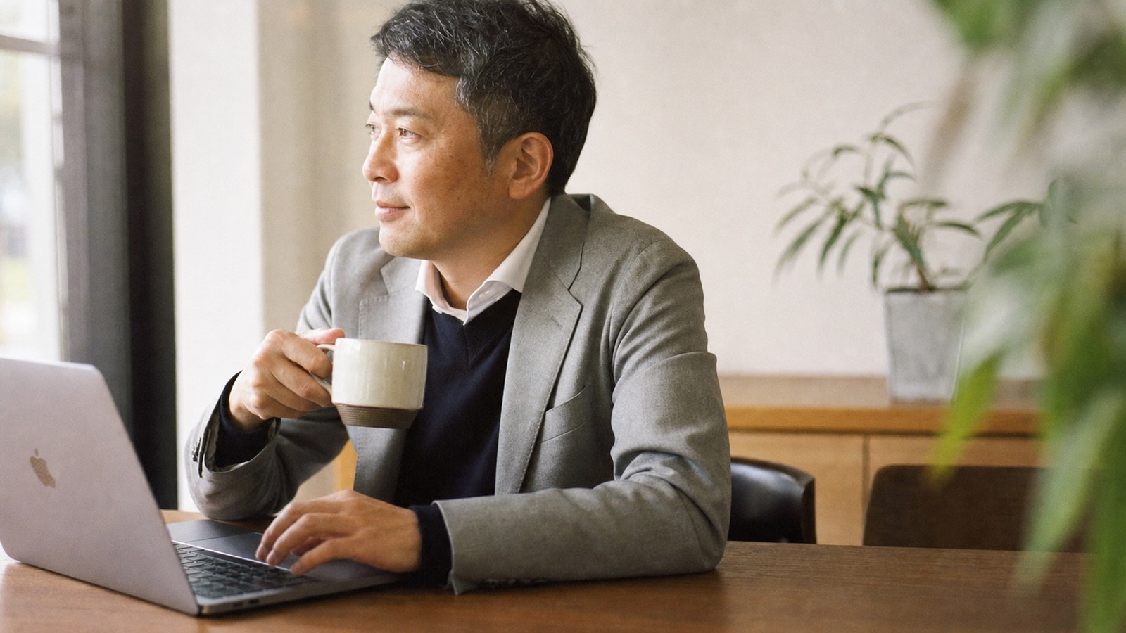 Kodak Portra 400フィルム調プロンプトで生成した日本人ビジネスマンのポートレート